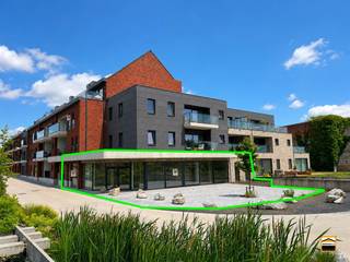 <p><span>Jouw handelszaak binnenkort in een bruisende nieuwe omgeving in Borgloon? </span><span><br /><br />De handelsruimte is gelegen langsheen de fietsroute naar het klooster van Colen, <br />wat zorgt voor extra zichtbaarheid en een aantrekkelijk potentieel klantenbestand. <br />Verder treft men hier het stroopfabriek en de toeristische dienst van de stad.<br /><br />Het pand heeft een oppervlakte van 291m² en is zeer geschikt voor de volgende activiteiten:<br />Grand-café - brasserie, kantoorruimte, praktijkruimte, fitnessruimte, etc....<br /><br />Dankzij de grote raampartijen is er veel natuurlijke lichtinval.<br /><br />Het centrale plein garandeert bedrijvigheid en een </span><span>heerlijk Limburgs buurtgevoel</span><span>.<br />Het plein werd bovendien recent volledig vernieuwd, wat bijdraagt aan een moderne <br />en verzorgde uitstraling van de omgeving. <br /><br /></span></p><p><span>Een bezichtiging is mogelijk, na afspraak met ons kantoor op 012 26 22 05.</span></p>