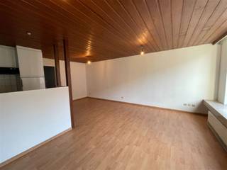 <p><span>Centraal gelegen appartement : inkom, living, open ingerichte keuken, badkamer, toilet, slaapkamer.  Geen syndic kosten, Waterverbruik 20 euro.  Vrij op 01/12/2026.  Epc 345 kWh/m².  Voor info of bezoek, bel 056.21.58.00 of www.immo-lvb.be, naar pand gaan en afspraak inboeken.</span></p>
