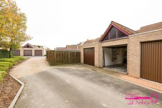 * Perfect onderhouden instapklare woning met 3 slaapkamers, tuin en garage<br />* Gelegen pal in het centrum van Meulebeke. Dichtbij supermarkten, bakker, scholen, bushalte, ...<br />* 140M² grondoppervlakte - 1997 bouwjaar<br />* Buiten : tuin met terras - aparte garage bereikbaar via de tuin<br />* Gelijkvloers : inkomhal - toilet - woonkamer - keuken - berging<br />* Verdieping 1 : nachthal - 2 slaapkamers - badkamer<br />* Verdieping 2 : zolder ingericht als grote derde slaapkamer<br />* Verwarming op warmtepomp Daikin (geplaatst september 2026)<br />* EPC 337 kWh/m²jaar - LABEL D - (UC3705371)<br />* 850€/maand<br />* Beschikbaar 1 oktober 2026