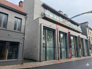 Kantoorruimte van ca. 155m² gelegen in de Delaerestraat te Roeselare. Dit pand biedt een perfecte combinatie van visibiliteit en...