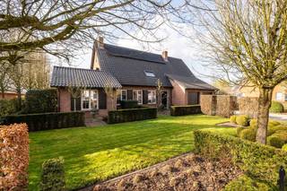 Ruime en luxueus afgewerkte villa met prachtige tuin, sauna en bijgebouwWelkom in deze uitzonderlijk verzorgde en instapklare woning, waar ruimte,...