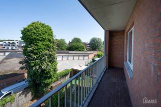Dit lichtrijke appartement op de tweede verdieping geniet van een uitstekende ligging nabij alle voorzieningen. Het appartement werd recent gerenoveerd en beschikt over een inkomhal met vestiairekast, een apart toilet, een ingerichte badkamer, een gezellige leefruimte en een volledig geïnstalleerde keuken. Verder zijn er twee comfortabele slaapkamers, waarbij één slaapkamer toegang biedt tot het ruime terras over de volledige breedte van het appartement.<br /><br />Met zijn recente renovatie, gunstige EPC-score en praktische indeling vormt dit appartement een ideale investering of aangename woonst.<br /><br />Er bestaat bovendien de mogelijkheid om een garagebox aan te kopen aan € 25.000. De aankoop hiervan is volledig vrijblijvend en niet verplicht.<br /><br />De gemeenschappelijke kosten zijn momenteel nog niet definitief vastgelegd, maar zullen naar verwachting beperkt blijven tot enkel de kosten van de minuterie (verlichting gemeenschappelijke hal) en de blokpolis. Deze worden voorlopig geraamd op ongeveer € 20 per maand.<br /><br />Extra troeven:<br /><br />Recent gerenoveerd appartement;<br />Terras over de volledige breedte;<br />Mogelijkheid tot aankoop garagebox;<br />Lage vermoedelijke gemeenschappelijke kosten;<br />Individuele nutsvoorzieningen;<br />Gunstig EPC;<br />Uitstekende ligging.<br /><br />De beschikbare documenten kan u terugvinden via de downloads op onze website.<br />Voor meer informatie kan u terecht op www.hansvastgoed.com of contact opnemen via info@hansvastgoed.com of +32 3 366 05 30.