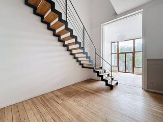 Brabançonnelaan | Prachtige triplex met tuinIdeaal gelegen aan de groene Brabançonnelaan, op enkele passen van de Ambiorixsquare en de Europese instellingen, biedt deze prachtige triplex een uitzonderlijke leefomgeving. De woning is volledig gerenoveerd en combineert de charme van een Brusselse gevel met moderne voorzieningen en ruime volumes.Het huis is verdeeld over vier niveaus:Het gelijkvloers omvat een ruime en lichte open leefruimte met een salon, een eetkamer en een super-uitgeruste keuken, die toegang geeft tot een aangenaam terras en een stadstuin.De eerste verdieping bestaat uit twee grote slaapkamers, waarvan één met een eigen badkamer.De mezzanine biedt een polyvalente ruimte, perfect voor een derde slaapkamer of een bureau, met een eigen doucheruimte.Tot slot beschikt de ingerichte kelderverdieping over een mogelijke vierde slaapkamer (of speelkamer) met eveneens een eigen doucheruimte.Met zijn 3 tot 4 slaapkamers en 3 badkamers is dit huis de perfecte woning voor een gezin dat op zoek is naar comfort en praktisch gemak in het hart van de Europese wijk.Praktische info:Huurprijs: € 3.250/maandBeschikbaarheid: OnmiddellijkEPC: D (voorlopig)Een zeldzame kans op de markt. Te bezoeken zonder uitstel.