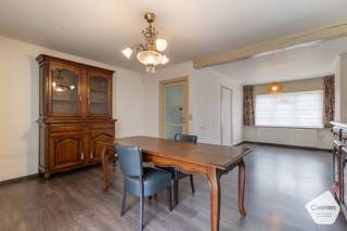 <u><strong>OPENDEURDAG OP ZATERDAG 25 APRIL 2026 tussen 9u30 en 12u30 (op afspraak)</strong></u><br /><br />U kunt een BOD uitbrengen op deze woning, rekening houdend met de AANVANGSPRIJS van <strong>€ 365.000,00 </strong>elk hoger BOD wordt voorgelegd aan de eigenaars die al dan niet kunnen ingaan op dit aanbod.<br /><br />Op een centrale ligging in Sint-Michiels, vlak bij winkels, scholen, openbaar vervoer en lokale handelaars, bevindt zich deze verzorgde &amp; energiezuinige gezinswoning op een perceel van 205 m². De woning werd doorheen de jaren zorgvuldig onderhouden. Dankzij <strong>de zonnige tuin</strong> geniet je hier volop!  Op het gelijkvloers word je verwelkomd in een sfeervolle inkomhal met een aansluitende woonkamer die zeer lichtrijk is en met uitzicht op de tuin. Aansluitend aan de leefruimte is er nog een functionele volledig ingerichte keuken met een aanpalende bijkeuken/ wasplaats. Op de eerste verdieping bevinden zich<strong> 2 volwaardige slaapkamers en een badkamer met douche, wastafel in meubel en een toilet.</strong>  Er is een grote zolderruimte aanwezig te bereiken via een vaste trap. Deze zolder kan perfect worden ingericht als extra slaapkamer(s), hobbyruimte of bureau, afhankelijk van jouw wensen. De tuin heeft nog een extra tuinberging. <strong>Energielabel B, Gekeurde Elektriciteit ,Traplift aanwezig, Regenwaterput van 5000 liter en de woning is asbestveilig! Kan ook een interessante investering zijn!</strong><br /><br /><br /><strong><u>Gelijkvloers:</u></strong>
<ul>
	<li>Sfeervolle inkomhal;</li>
	<li>Lichtrijke leefruimte met uitzicht op de tuin;</li>
	<li>Volledig ingerichte keuken met alle toestellen;</li>
	<li>Wasplaats/Berging achteraan aan de keuken;</li>
	<li>Apart toilet op het gelijkvloers;</li>
	<li>Zonnige tuin met tuinberging;</li>
</ul>
<strong><u>Eerste verdieping:</u></strong>

<ul>
	<li>2 volwaardige slaapkamers;</li>
	<li>Badkamer met douche, wastafel in meubel en hangtoilet;</li>
</ul>
<u><strong>Tweede verdieping te bereiken met vaste trap:</strong></u>

<ul>
	<li>Prachtige zolderkamer die kan ingericht worden als extra slaapkamer /hobbyruimte of bureau</li>
</ul>
<u><strong>Troeven:</strong></u>

<ul>
	<li>Regenwaterput van 5000 liter;</li>
	<li>Asbestveilige woning;</li>
	<li>Gekeurde Elektriciteit;</li>
	<li>Energielabel B;</li>
	<li>Traplift aanwezig.</li>
</ul>
<br />Voor meer informatie of verdere vragen over deze woning contacteer ons via: oostkamp@caenen.be<br /> 