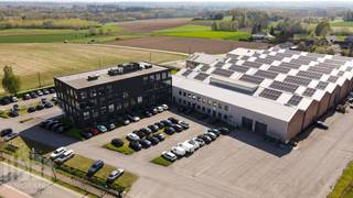 This move-in-ready office space of 431 m² is located in a pleasant, green environment in a strategic location with easy access to the E40 motorway. The nearby N9 also provides a direct and efficient connection towards Asse, the centre of Aalst, and surrounding municipalities, significantly enhancing accessibility for staff, clients, and logistics.<br /><br />The office benefits from abundant natural light and is fitted with double glazing. High-quality finishes include a raised access floor, carpet flooring, a welcoming dining area with kitchenette, and modern sanitary facilities. The well-thought-out layout combines functionality and comfort, featuring glass partitions and various zones ideally suited for meeting rooms and individual discussion spaces. The building is also equipped with a high-performance HVAC system and energy-efficient LED lighting.<br /><br />Public transport is easily accessible in the immediate vicinity, with bus stops just 200 m away (lines 213 and 214) and a train station located 900 m to 1 km away. The planned new pedestrian and cycling connection to the station will further enhance accessibility.<br /><br />The building offers ample parking facilities for both employees and visitors. Additionally, further office space is available on site (431 m²).<br /><br />Contact <strong>PANORAMA B2B</strong> for more information or to arrange a non-binding site visit on <strong>+32 477 09 00 09.</strong>