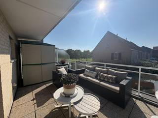 In de rustige en gegeerde Vuurtorenwijk (Opex) in Oostende vinden we dit bijzonder verzorgde en lichtrijke duplexappartement, gelegen in een kleinschalige residentie.<br /><br />Het appartement is perfect onderhouden en biedt een aangename combinatie van ruimte, comfort en gezelligheid.<br /><br />De lichtrijke leefruimte sluit mooi aan op de open keuken, waardoor een aangename en hedendaagse leefomgeving ontstaat. Vanuit de living heeft u rechtstreeks toegang tot het zonnige terras, een heerlijke plek om te genieten van de buitenlucht en de zon.<br /><br />Op deze verdieping bevinden zich verder een apart toilet en een praktische berging in de gang.<br /><br />De bovenverdieping omvat twee ruime slaapkamers, ideaal voor een gezin, koppel of wie graag over een extra kamer beschikt. Daarnaast is er een verzorgde badkamer met ligbad voorzien van douchefunctie en een praktisch wasmeubel.<br /><br />Een extra troef is de afzonderlijke berging op de bovenverdieping, voorzien van aansluiting voor de wasmachine.<br /><br />Het appartement verkeert in een uitstekend verzorgde en perfect onderhouden staat.<br /><br />Een zeer mooi, lichtrijk en instapklaar duplexappartement met een aangenaam zonnig terras, gelegen in een rustige en geliefde omgeving van Oostende. Een ideale woonplek voor wie comfort, ruimte en een verzorgde uitstraling weet te waarderen.<br /><br />Beschikbaar vanaf 01/12/2026. <br /><br />