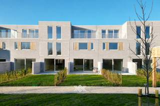 Deze koppelwoning van 180 m² bestaat uit drie bouwlagen met op het gelijkvloers een inkomhal met gastentoilet uitkomende in de woonkamer met open keuken en berging. Via de grote schuiframen kom je op het zuidgerichte zonneterras van 17 m² met aansluitend de tuin van 79m² . Op de eerste verdieping zijn er 2 slaapkamers, een badkamer met douche en dubbele lavabo en een afzonderlijk toilet. Op de tweede verdieping is er een wasberging, 2 slaapkamers en een badkamer met douche, lavabo en toilet. Achteraan de privatieve tuin bevindt zich een afgesloten, gemeenschappelijke tuin waar de kinderen veilig kunnen spelen.<br /><br />De woning is gelegen aan de rand van Zwijnaarde in een kleinschalig project van zeven gezinswoningen. Ze voldoet aan de strengste energienormen met een E-peil van max E20. Standaard is de woning uitgerust met PV-panelen, balansventilatie en een individuele warmtepomp met vloerverwarming.<br /><br />In de ondergrondse verdieping van het naastliggende appartementencomplex is er een bijhorende parkeerplaats met laadinfrastructuur mee inbegrepen in de prijs van deze woning. <br /><br />Met de fiets en via de nabijgelegen bus- en tramhalte ben je snel in het centrum van Gent. Ook scholen, winkels en diensten zijn er nabij. De toegang tot de R4, E40 en E17 ligt op minder dan vijf minuten rijden. <br /><br />Benieuwd naar de nieuwbouwwoningen Rhodon? Maak je persoonlijke, vrijblijvende afspraak.