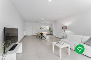 Deze totaal vernieuwde woning bestaat uit: inkomhal - bureauruimte - berging - wasplaats - toilet - badkamer - keuken - ruime living - terras - tuin - nachthal - 2 slaapkamers - zolder. <br /><br />Ook kunt u de woning bereiken via een zijpoort uit de omliggende straat. <br /><br />Troeven van deze woning: <br /><br />- centrale ligging <br />- volledig vernieuwd <br />- instapklaar <br />- energiezuinig label B