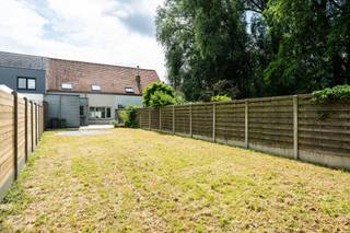 <p>Deze instapklare woning in zelzate is gelegen in een aangename woonwijk met alle voorzieningen vlakbij. Zo liggen scholen, winkels en supermarkten in de directe omgeving, terwijl de R4 en E34 zorgen voor een vlotte bereikbaarheid.</p>
<p>De indeling is als volgt:<br />Via de inkomhal heeft u directe toegang tot de gezellige eet- en leefruimte. Vanuit deze ruimte heeft u toegang tot de keuken. Via de keuken bereikt u de ruime, verzorgde tuin. Naast de keuken bevindt zich een ruimte die perfect geschikt is voor stockage.</p>
<p>Op de eerste verdieping bevinden zich 3 ruime slaapkamers en een badkamer voorzien van alle comfort.</p>
<p>Verder geniet u in deze woning van een ruim terras en een inpandige garage.</p>
<p>Beschikbaar bij akte.</p>
<p>Contacteer Top Vastgoed voor een bezoek op het nummer 0475 700 700</p>