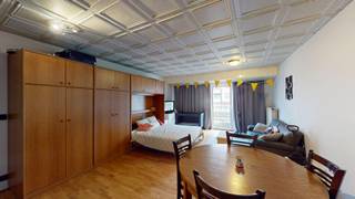 Deze gezellige studio is centraal gelegen in de Nicolas Mengelaan, op wandelafstand van de zeedijk en het winkelcentrum. De studio beschikt over een aangename leefruimte, een afzonderlijke keuken en een badkamer met lavabo, douche en toilet. Daarnaast beschikt de studio over een priveberging in de kelderverdieping, ideaal voor extra opslagruimte.