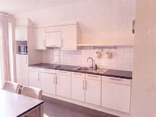 <p><span>Duplexappartement met 2 slaapkamers, 2 badkamers, terras, tuintje en garage.</span></p><p><span> </span></p><p><span>ALGEMEEN</span></p><p><span>- Verwarming: aardgas.</span></p><p><span>- PVC ramen met dubbele beglazing.</span></p><p><span>- Voorzien van een donkergrijze natuurstenenvloer,</span><span> gecombineerd met laminaatvloeren in de slaapkamers. </span></p><p><span> </span></p><p><span>INDELING</span></p><p><span> </span></p><p><span>EERSTE VERDIEPING</span></p><p><span>- Inkomhal.</span></p><p><span>- Apart toilet.</span></p><p><span>- Ruime woonkamer.</span></p><p><span>-Geïnstalleerde keuken voorzien van spoeltafel, vaatwasser, keramisch kookplaat, dampkap, koelkast met vriesvak en microgolfoven. </span></p><p><span>- Terras.</span></p><p><span>- Badkamer voorzien van wastafel, ligbad, douchecabine.</span></p><p><span>- Berging voorzien van aansluiting voor wasmachine.</span></p><p><span>- Slaapkamer 1.</span></p><p><span> </span></p><p><span>TWEEDE VERDIEPING:</span></p><p><span>- Ruime overloop.</span></p><p><span>- Slaapkamer 2.</span></p><p><span>- Bureel/ berging.</span></p><p><span>- Badkamer voorzien van wastafel, douchecabine en toilet.</span></p><p><span>- Tuin.</span></p><p><span>- Kelderberging.</span></p><p><span>- Garage met automatische sectionale poort en plaats voor 2 auto's.</span></p><p><span> </span></p><p><span>Vrij per 01/11/2026.</span></p><p><span> </span></p><p><span> </span></p>