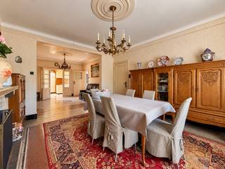 RUIME TE RENOVEREN WONING MET 3 SLAAPKAMERS EN VEELZIJDIGE BIJGEBOUWEN, gelegen op een CENTRALE EN VLOT BEREIKBARE LOCATIE. Deze eigendom biedt dankzij haar RUIME WOONVOLUMES EN TALRIJKE MOGELIJKHEDEN een interessante opportuniteit voor wie op zoek is naar een gezinswoning met extra ruimte of een combinatie van WONEN EN WERKEN. Een absolute troef zijn de RUIME AANGEBOUWDE BIJGEBOUWEN, die zich uitstekend lenen voor opslag, een atelier, hobbyruimte of professionele activiteiten. Bovendien bestaat de MOGELIJKHEID TOT BIJKOMENDE AANKOOP VAN ACHTERLIGGENDE GROND, wat het potentieel van deze eigendom nog verder vergroot. Ook de ligging vormt een belangrijke troef. Dankzij de nabijheid van BELANGRIJKE INVALSWEGEN en de OP- EN AFRIT VAN DE E40 geniet u bovendien van een UITSTEKENDE BEREIKBAARHEID.<br />De indeling gaat als volgt: via de ruime inkomhall heeft u toegang tot een afzonderlijke bureauruimte, ideaal als thuiswerkplek of praktijkruimte. Verder beschikt het gelijkvloers over een eetkamer, een aangename woonkamer en een keuken. Op de 1ste verdieping bevinden zich 3 ruime slaapkamers en een badkamer. Via een vaste trap bereikt u de ruime zolderverdieping, die bijkomende mogelijkheden biedt voor verdere inrichting en uitbreiding van de woonruimte.<br />Aansluitend aan de woning bevinden zich de ruime bijgebouwen, die dankzij hun veelzijdige karakter een belangrijke meerwaarde vormen voor zelfstandigen, hobbyisten of wie nood heeft aan extra opslagruimte. De mogelijkheid om bijkomende achterliggende grond aan te kopen, biedt bovendien interessante perspectieven.<br /><br />Adres: Oudenaardsesteenweg 785 te Erpe-Mere<br /><br />EPC: 685kWh/m²; G-score B en P-score D; Renovatieverplichting van toepassing; Bestuursmaatregelen in het maatregelenregister: Neen; Beschikbaar bij akte.