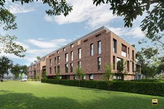 <p><span>Ontdek woondomein RIVA, een uniek nieuwbouwproject vlak naast de Sint-Pieterskerk aan de Naamsesteenweg in Sint-Truiden. Hier woont u in alle rust, met een open zicht op de kerk en een zonnige, zuidgerichte gevel die zorgt voor een warme en lichtrijke leefomgeving.</span></p><p><span> </span></p><p><span>RIVA combineert het beste van twee werelden: een groene, open omgeving rondom het gebouw én een centrale ligging vlak bij alle voorzieningen. De ruime buitenzones creëren een gevoel van vrijheid en comfort, midden in de stad.</span></p><p><span> </span></p><p><span>De appartementen, met oppervlaktes van 79 m² tot 121,3 m², zijn ontworpen met oog voor hedendaags wooncomfort en maximale energiezuinigheid. Zo zijn alle units standaard uitgerust met een warmtepomp (die ook kan koelen), zonnepanelen en een systeem voor regenwaterrecuperatie. Dit resulteert niet alleen in een duurzame woonst, maar ook in een aanzienlijk lagere energiefactuur.</span></p><p><span> </span></p><p><span>Daarnaast wordt er gewerkt met ruime afwerkingsbudgetten, zodat u uw appartement volledig naar eigen smaak kunt personaliseren.</span></p><p><span> </span></p><p><span>JBK Projectbouw staat garant voor kwaliteit en persoonlijke begeleiding. U geniet van rechtstreeks contact met de zaakvoerders en een eigen werfleider die de werken bijna dagelijks opvolgt. Elk detail wordt nauwgezet gecontroleerd om een hoogstaand eindresultaat te verzekeren.</span></p><p><span> </span></p><p><span>Kortom, RIVA biedt u een energiezuinige, comfortabele en stijlvolle woonoplossing op een toplocatie in Sint-Truiden.</span></p><p><span> </span></p><p><span>Dit specifieke appartement (1.05) is gelegen op de eerste verdieping. Het betreft een tweeslaapkamer-appartement. </span></p><p><span>Het appartement heeft met zijn 98m² een ruime bewoonbare oppervlakte en geniet door de grote raampartijen van veel lichtinval.</span></p><p><span>Aansluitend op de leefruimte tref je een ruim zuidoost georiënteerd terras aan. <br /><br /></span></p><p><span>De ruime bewoonbare oppervlakte in combinatie met het ruime terras maakt van dit appartement een unieke wooneenheid.</span></p><p><span><br /></span><span>Belangrijk! In de weergegeven prijzen zit een ondergrondse autostaanplaats en kelderberging begrepen!</span></p><p><span> </span></p><p><span>Heb je interesse en wil je graag het lastenboek en de indelingsplannen in detail doornemen? Bel ons op 012 26 22 05 of op 0474 692 386 voor een afspraak.</span></p>