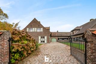 Deze mooie klasse volle villa is gelegen te Keiem, een deelgemeente van Diksmuide. De villa werd doorgeen de jaren volledig aangepakt. De woning beschikt over een uiterst hoge afwerkingsgraad. Op een perceel van maar liefst 1535m² beschikt de woning dan ook over een mooie tuin met aangename terrassen in blauwsteen rondom om. De grote aangebouwde veranda is dan ook een must in de winterperiode om optimaal van het groen te kunnen blijven genieten. Afgewerkt met eiken trappen en balken zo ook een openhaard in natuursteen mag men hier wel degelijk spreken van pure klasse! De woning beschikt tevens over 5 ruime slaapkamers en 2 badkamers, niet te vergeten is het gunstige EPC label C, geen renovatie plicht! De wagen kan alvast mooi droog in de inpandige garage gestald worden. Deze villa wordt verkocht onder het Start 2 Finish systeem, elk bod boven de startprijs wordt dan ook voorgelegd aan de eigenaar(s)<br />Aarzel niet om een afspraak te maken om deze parel te bezoeken!