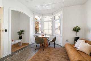 <p><span>Deze karaktervolle bel-etagewoning met authentieke art-deco accenten dateert van begin de 20e eeuw en is gelegen op een gegeerde ligging, vlak bij de Coupure en het historische centrum van Gent. De woning biedt zeer veel potentieel en vormt de ideale basis voor wie op zoek is naar een charmante gezinswoning of een interessante investering! Op heden kent de woning 2 ruime slaapkamers (16,5m² & 27,5m²), en er zijn nog tal van mogelijkheden en troeven in de woning:</span></p><ul><li><span>Super gegeerde ligging</span></li><li><span>Grote garage aan straatkant aanwezig (29m²)</span></li><li><span>Ruime zolder met mogelijkheden</span></li><li><span>Elektrische keuring conform</span></li><li><span>Conformiteitsattest voor verhuur</span></li><li><span>Apart gastentoilet</span></li></ul><p><span> </span></p><p><span> </span></p><p><span>Met wat liefde en enkele aanpassingen wordt deze woning dé uitvalsbasis om tot rust te komen in het centrum van Gent. Wacht niet langer en maak een afspraak bij Anthes op het nummer 09 225 00 78 of via anthes@defooz.com</span></p><p><span> </span></p>