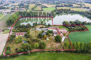 Een volledig vergunde en instapklare horeca-exploitatie gelegen op een uitgestrekt domein van 6.5 hectare in agrarisch gebied te Oedelem. De...