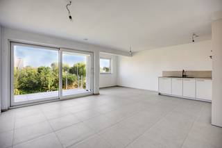 <p>immo DAVID stelt u dit energiezuinige nieuwbouwappartement met twee slaapkamers en een privatieve tuin voor. Hier geniet u van volledig ontzorgd wonen: alles is nieuw, kwalitatief afgewerkt en ontworpen met oog voor comfort, energiezuinigheid en hedendaags woonplezier.</p>
<p>Het appartement is gelegen in een verkeersluwe, doodlopende straat, in een kleinschalig gebouw zonder lift, waardoor u geniet van een rustige woonomgeving en lage gemeenschappelijke kosten.</p>
<p>Via de inkomhal komt u in de lichtrijke leefruimte met open keuken. Vanuit de woonkamer heeft u rechtstreeks toegang tot het terras, waar een buitentrap u naar de privatieve tuin leidt. Verder beschikt het appartement over twee comfortabele slaapkamers van 12 m² en 10 m², een moderne badkamer met inloopdouche en dubbele wastafel, een aparte wasberging, een afzonderlijk hangtoilet met handenwasser en een videofoon voor extra comfort en veiligheid.</p>
<p>Bij het appartement hoort bovendien een privatieve autostaanplaats en er is een gemeenschappelijke fietsenberging voorzien.</p>
<p>Dankzij de uitstekende energiescore A, zonnepanelen, een warmtepomp en een performant ventilatiesysteem woont u hier niet alleen comfortabel, maar ook bijzonder energiezuinig.</p>
<p>Een absolute topligging, vlak bij het centrum van Zellik, de E40, de Ring Brussel, winkels, openbaar vervoer, Brussel, UZ Jette, het Laarbeekbos en de fietssnelweg, maakt dit appartement de ideale keuze voor wie rustig wil wonen met alle voorzieningen binnen handbereik.<br />EPB in opmaak.</p>