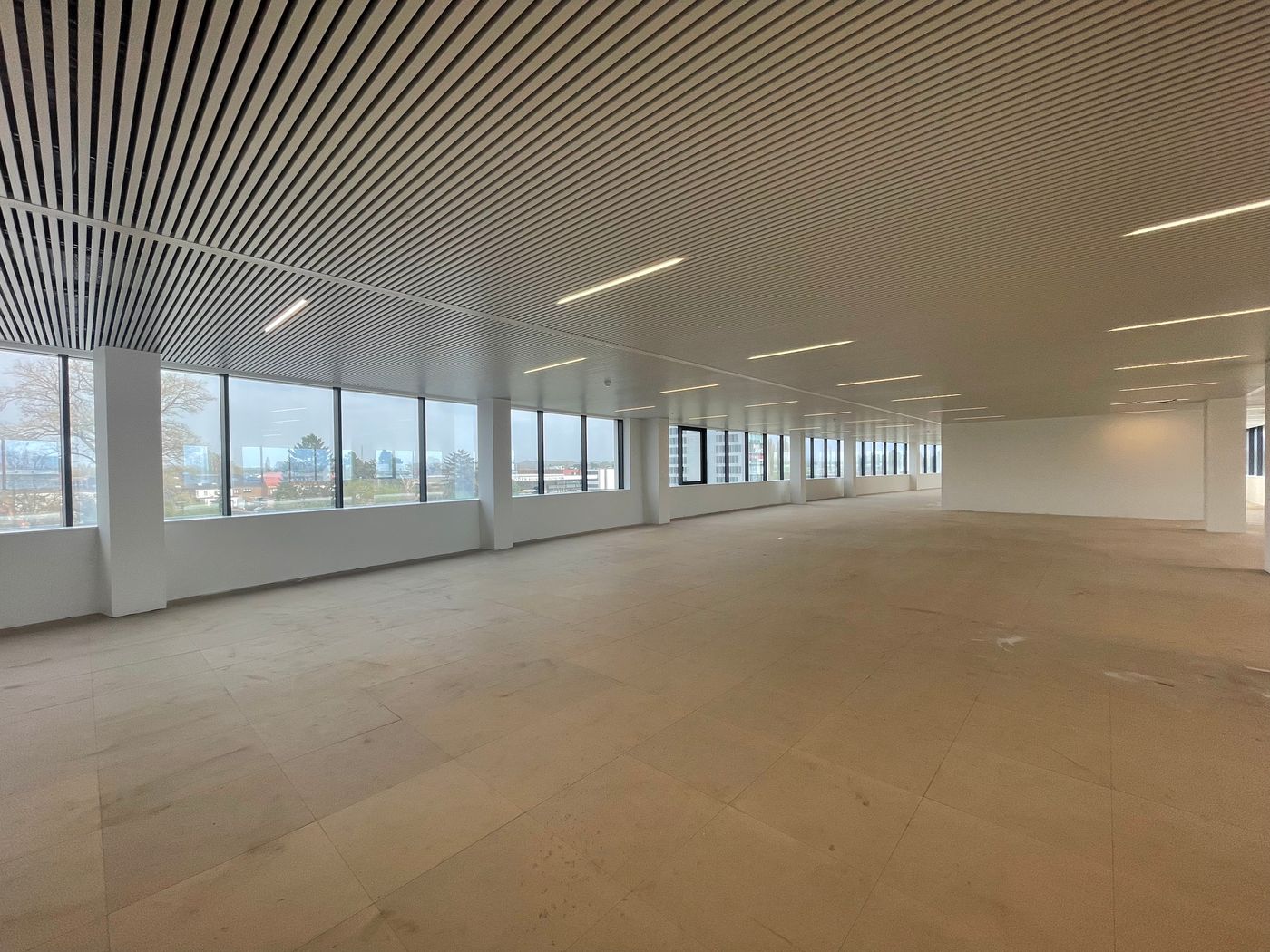 300 m² high-end kantoorruimte te huur, naast/langs E40 in Aalst. - foto 3
