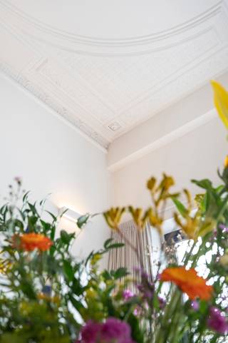 <p>OPEN HOUSE ZATERDAG 11/04 OM 11U.<span> </span></p>
<p>SCHRIJF U IN <span>VIA DEZE KNOP</span> OF DOOR ONS TE CONTACTEREN OP 03/227 06 36 - WELCOME@DEMEESTER.EU<br /><br /></p>
<span>Dit recent gerenoveerde appartement, op de 2de verdieping, bevindt zich op ideale locatie nabij het Zuid en de uitvalswegen. Gelegen in een kleinschalige gebouw met lage maandelijkse lasten en lift. </span><br /><br /><span>Indeling: Leefruimte met frontaal zicht op het groen van de Amerikalei en een verbluffende plafondhoogte. </span><span>Eetkamer, woonkamer en de volledig geïnstalleerde keuken vloeien nadeloos over in elkaar, waardoor u altijd in connectie staat met uw gasten. Dankzij de mooie gevelbreedte vooraan en een doorzon met het raam achteraan, geniet u een overvloed aan licht. Via de leefruimte hebt u tevens toegang tot een uiterst zonnig zuidoost geörienteerd terras met zicht op de stadstuinen. Bovendien voelt u ook de authentieke charme dankzij de moulures aan het plafond. Separaat toilet. </span><span><br /></span><br /><span>Via de nachthal toegang tot een grote hoofdslaapkamer, rustig aan de achterzijde. Voorts een tweede slaapkamer. Grote badkamer voorzien van een inloopdouche en dubbele wastafel. </span><br /><br /><span>Het betreft een ruim appartement op een super gegeerde locatie met verbluffende plafondhoogte. </span><br /><span><br />Bijzonderheden:<br />- Toplocatie op het Zuid<br />- Bijzondere plafondhoogte <br />- Recent gerenoveerd met gunstig EPC<br />- Gemeenschappelijke kosten ca. 100 EUR/ maand. <br />- Kleinschalig gebouw <br />- Lift aanwezig <br />- Ruime berging op het tussenverdiep <br /><br /></span>