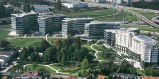 The Corporate Village consists of six modern office buildings with a lot of Visibility from the Ring of Brussels. The buildings are state of the art, energy efficiently and built in 2009. They have the latest technologies and best facilities throughout the site. Large cafeteria with terrace, reception, concierge, meeting rooms, airport shuttle, ...<br />Surface: 912 sqm.<br />Parking available: INSIDE 1.550 €/space/year & OUTSIDE 950 €/space/year.<br />Insurance: 7 €/sqm/year.<br />Property management: 3 €/sqm/year.