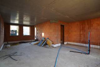 Aankoop mogelijk aan 6% BTW. Deze nieuwbouw woning heeft een eigen oprit voor wagen, inkom met aansluitend toilet, woonkamer met open keuken en...