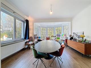 BEZOEK? Bel 09/225.00.78 Deze stijlvolle halfopen bebouwing bevindt zich in een unieke, rustige en residentiële buurt, op een perceel van maar liefst...