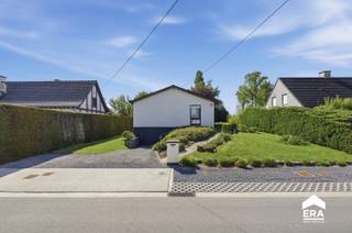 <p><strong>Ontdek deze alleenstaande gelijkvloerse woning op een oppervlakte van maar liefst 1.247 m² , gelegen in een uiterst rustige en residentiële buurt in Ieper, op wandelafstand van het station, de Grote Markt en diverse scholen.</strong></p><p>Bij het betreden van de woning komt u terecht in een <strong>ruime inkomhal met vestiaire en gastentoilet</strong>. De lichtrijke woonkamer met <strong>grote raampartijen</strong> biedt een prachtig, open zicht op de uitzonderlijk uitgestrekte tuin en vormt het hart van de woning. Aansluitend bevindt zich de functionele, basis uitgeruste keuken, voorzien van een elektrisch fornuis, vaatwasser, ingemaakte kasten en een gezellige ontbijthoek.</p><p>De woning beschikt over <strong>vier volwaardige slaapkamers</strong> en een badkamer uitgerust met een ligbad en dubbele wastafel.</p><p>De <strong>inpandige garage</strong> is voorzien van een sectionale poort, een technische ruimte en biedt directe toegang tot de tuin. Daarnaast is de woning volledig onderkelderd, wat een bijzonder grote troef vormt en tal van extra mogelijkheden biedt (opslag, hobbyruimte, …).</p><p>Buiten geniet u van een <strong>zeer verzorgde, uitzonderlijk ruime en zongerichte tuin </strong>die rondom de woning toegankelijk is – een ideale plek om in alle rust te ontspannen.</p><p>Kortom, een unieke kans voor wie op zoek is naar ruimte, comfort en een topligging in Ieper.</p>