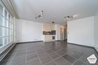 In de stijlvolle en<strong> recente residentie Trimaran</strong> bevindt zich deze prachtige, instapklare studio op een toplocatie in het hart van de badstad. Geniet dagelijks van een zonnig en open uitzicht op het charmante <strong>Sloepenplein</strong>, terwijl de <strong>zeedijk, het strand en de gezellige winkelstraten zich op slechts enkele stappen</strong> bevinden.<br /><br />Deze <strong>moderne studio</strong> maakt deel uit van een jong gebouw en onderscheidt zich door haar hoogwaardige afwerking, ruime indeling en uitstekende lichtinval. De brede leefruimte sluit naadloos aan op de open, volledig uitgeruste keuken, wat zorgt voor een aangenaam gevoel van ruimte en comfort.<br /><br />Via het terras geniet u van een mooi zicht op het plein en de levendige omgeving, zonder in te boeten aan rust en privacy.<br /><br /><strong>Troeven van deze eigendom:</strong>
<ul>
	<li>Recente studio in de residentie Trimaran</li>
	<li><strong>Uitstekende centrale ligging nabij zee, strand en winkels</strong></li>
	<li>Open en zonnig zicht op het Sloepenplein</li>
	<li><strong>Terras met aangenaam pleinzicht</strong></li>
	<li>Luxueuze en kwalitatieve afwerking</li>
	<li><strong>Garage en kelderberging inbegrepen in de prijs</strong></li>
	<li>Ruime open keuken</li>
	<li><strong>Brede en lichtrijke leefruimte</strong></li>
	<li>Ideaal als tweede verblijf, investering of eigen woonst</li>
</ul>
Een unieke kans voor wie op zoek is naar een stijlvolle studio op een toplocatie aan de kust.<br /><br /><strong>Contacteer ons vandaag nog voor een bezoek!</strong>