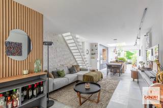 Deze <strong>gezellige stadswoning</strong> in de Hoefijzerstraat combineert een praktische indeling met een aantrekkelijke ligging. Gelegen in het bruisende Ledeberg geniet je van een vlotte verbinding naar het centrum van Gent, openbaar vervoer, winkels, scholen en invalswegen. <br /><br />Bij het betreden van de woning kom je in de inkomhal, die toegang biedt tot de <strong>lichtrijke leefruimte</strong> met open keuken. Verder vind je op het gelijkvloers een apart gastentoilet en een <strong>praktische wasruimte</strong>. Achteraan bevindt zich een <strong>gezellige stadskoer</strong>, waar je in alle rust kan genieten. Op de eerste verdieping bevinden zich een ruime slaapkamer,de badkamer en een apart toilet. Via deze verdieping is er bovendien toegang tot de zolder, die bereikbaar is via een uitschuifbare trap en extra bergruimte biedt.<br /><br />Een ideale woning voor starters, alleenstaanden of als investering, op een centrale en gegeerde locatie in Ledeberg.<br /><br />Wenst u een bezoek in te plannen? Contacteer Laura via 0492 07 26 62 of <strong>laura@convas.be</strong>