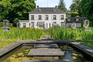 Magnifique maison de campagne datant de 1812 située sur le domaine de Bergenhof d'environ 2,9 hectares avec notamment un parc, un étang de...