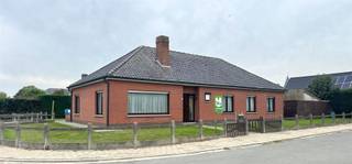 <p><span>OPEN HUIS donderdag 29 oktober 2026 van 18u tot 19u</span></p><p><span> </span></p><p><span>Ruime gelijkvloerse woning op hoekperceel in rustige doodlopende straat</span></p><p><span>Deze zeer ruime gezinswoning is rustig gelegen in een doodlopende straat te Heestert, nabij de kerk en met een mooi open zicht op een weidelandschap aan de voorzijde. De woning bevindt zich op een zonnig hoekperceel met zuidoriëntatie.</span></p><p><span>Indeling: inkomhal, lichtrijke en bijzonder ruime leefruimte, aansluitende leefkeuken, kelder, garage, vier volwaardige slaapkamers en een praktische douchekamer. Dankzij de grote raampartijen geniet de woning van veel natuurlijk licht en een aangenaam ruimtegevoel.</span></p><p><span>De woning is volledig gelijkvloers ingericht, wat zorgt voor extra comfort. De zolder biedt bovendien nog heel wat uitbreidingsmogelijkheden en kan perfect ingericht worden als extra slaapkamer, bureau of hobbyruimte.</span></p><p><span>Verder is de woning voorzien van dubbele beglazing en is ze quasi instapklaar. De renovatieverplichting kan eenvoudig aangepakt worden, onder meer door het isoleren van de zolder.</span></p><p><span>Ideaal voor wie rustig wil wonen met veel ruimte en potentieel.</span></p><p><span> </span></p><p><span> </span></p>
