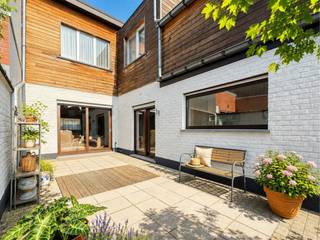 Charmante stadswoning met INPANDIGE GARAGE, DRIE SLAAPKAMERS, ZONNIGE TUIN en UITSTEKENDE LIGGING in Oudenaarde. Via de inkomhal, bereikbaar langs de inpandige garage, komt u binnen in deze INSTAPKLARE woning waar comfort en functionaliteit hand in hand gaan. De gezellige leefruimte vormt samen met de volledig ingerichte keuken en eetplaats het warme hart van de woning, ide. Daarnaast beschikt de woning over een PRAKTISCHE KELDER die extra bergruimte biedt. Op de eerste verdieping bevinden zich drie volwaardige slaapkamers, een open nachthal met gezellige zithoek en een ingerichte badkamer. Buiten geniet u van een ONDERHOUDSVRIENDELIJKE TUIN met ZONNIG TERRAS, een aangename plek om tot rust te komen in alle privacy. Ook technisch is deze woning goed uitgerust dankzij DAKISOLATIE, DUBBELE BEGLAZING en een RECENTE CV-KETEL, wat bijdraagt aan een energiezuinig wooncomfort. De rustige ligging aan de rand van Oudenaarde vormt een belangrijke troef, met winkels, scholen, horeca en het stadscentrum op wandelafstand. Bovendien zorgt de VLOTTE AANSLUITING OP DE N60 voor een uitstekende bereikbaarheid richting Gent en de omliggende gemeenten.<br /><br />Adres: Pauwel Vander Scheldenstraat 9 te Oudenaarde<br /><br />Geen renovatieplicht; P-score: C, G-score: A