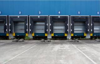 Unit : Magazijn 3.070m² + mezzanine 371m² met kantoor en 3 gelijkvloerse sectionaalpoorten op een totale gebouwgrootte van 15.002m²<br /><br />
<p>- magazijn 3.070m²<br />- mezzanine 371m²<br />- kantoor 1.200m²<br />- 3 sectionaal poort <br />- autoparkeren 31<br />- v<span>rije hoogte: 9,45 - 10,9 m<br /></span>- k<span>olomafstand: 173 mx 84 m</span><br /><br /></p>