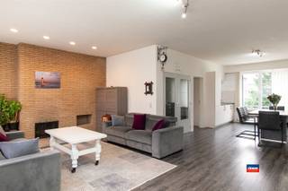 <p><span>HOBOKEN | RUIME BEL-ETAGE MET DRIE TOT VIER SLAAPKAMERS EN TUIN OP EEN TOTALE GRONDOPPERVLAKTE VAN 238m² | GEVELBREEDTE 7m | GUNSTIG GELEGEN IN AANGENAME STRAAT IN RUSTIGE WOONWIJK | EPC 248 kWh/m² | </span></p><p><span>Indeling als volgt: gelijkvloers: oprit - inkomhal met gastentoilet - garage met automatische sectionaalpoort - bureau of slaapkamer - berging met condensatieketel - gezellige tuin met overdekt terras. </span></p><p><span>Eerste verdieping: traphal - leefruimte - halfopen, volledig geïnstalleerde keuken. Tweede verdieping: traphal - drie ruime slaapkamers - badkamer met inloopdouche en toilet. </span></p><p><span>EXTRA's : Vernieuwd en geïsoleerd dak (2013) - conforme elektrische installatie - grotendeels vernieuwde ramen.</span></p>