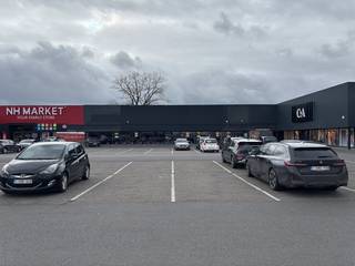 Baanwinkel for rent with an area of approximately 431 m² (gross area) in a commercial location along the Brugsesteenweg in Roeselare. Located in...