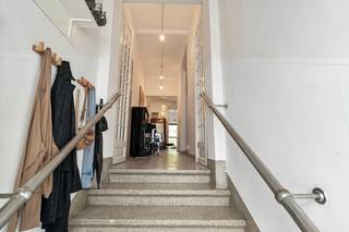 Karaktervolle en volledig gerenoveerde woning met een bewoonbare oppervlakte van 267 m² op een perceel van 5a 8ca, gelegen op een gunstige locatie in Tienen.<br /><br />Deze charmante woning uit 1930 combineert authentieke uitstraling met hedendaags wooncomfort en beschikt over een gunstig EPC-label B. De elektrische installatie wordt conform opgeleverd bij akte en bovendien is de woning asbestveilig.<br /><br />Via de inkomhal bereikt u de centrale leefruimte die het hart van de woning vormt, met een open keuken en ruime eetplaats die rechtstreeks uitgeeft op de tuin.<br /><br />Op het gelijkvloers bevindt zich eveneens een gastentoilet. Het tussenverdiep biedt een gezellige tv-ruimte. Op de eerste verdieping bevinden zich twee slaapkamers, waarvan één met een achterliggende bureauruimte die tevens perfect kan dienen als extra slaapkamer, dressing of hobbyruimte, alsook een badkamer en nachthal.<br /><br />De tweede verdieping omvat een ruime slaapkamer met bijhorende bureauruimte en zithoek. Vanuit deze verdieping heeft u toegang tot een aangenaam terras met een prachtig uitzicht over de groene tuin en de stad Tienen.<br /><br />De woning is volledig onderkelderd en beschikt over een inpandige garage. Zowel via de eetplaats als via de kelder heeft u toegang tot de fraai aangelegde, noordwest georiënteerde tuin. Deze groene oase werd met zorg onderhouden en omvat een ruim terras en een charmante houten tuinserre.<br /><br />De ligging is een absolute troef: in de nabijheid van winkels, scholen, openbaar vervoer en belangrijke invalswegen, terwijl ook het stadscentrum van Tienen vlot bereikbaar is. Een unieke woning voor wie ruimte, karakter en comfort wil combineren met een uitstekende bereikbaarheid.<br /><br />Interesse? Contacteer ons vandaag nog voor een bezichtiging en ontdek de mogelijkheden!<br /><br />Bijkomende info (EPC, bodemattest, elektriciteit,...) kan U hieronder downloaden ↓