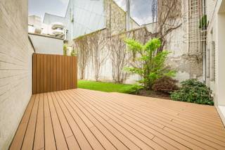 Op wandelafstand van het Centraal Station en het historisch centrum van Antwerpen bevindt zich dit gelijkvloerse appartement van 107m² in een gebouw uit 2013 van AG Vespa. De uitzondering hier is de privatieve tuin van +100 m², uitgerust met een gloednieuw terras met voldoende ruimte voor een ruime eettafel en lounge set.  Een uitzonderlijke vondst in het centrum van Antwerpen!<br /><br />+ Stijlvolle afwerking, gietvloer, betonnen welfsels,..<br />+ Uitzonderlijke tuin +100m²<br />+ Recent bouwjaar 2013<br />+ Uitzonderlijk centrale ligging<br />+ Lage gemeenschappelijke kosten (€86/mnd)<br />+ Gemeenschappelijke fietsenstalling aanwezig<br /><br />De leefruimte heeft een grote glaspartij over de volledige breedte, waardoor de overgang naar buiten vloeiend verloopt. De open keuken met eiland sluit hier direct op aan. Verder beschikt het appartement over één ruime slaapkamer, een badkamer met bad en dubbele wastafel, en een berging/wasruimte. Conform de oorspronkelijke plannen is een tweede slaapkamer van 12m² mogelijk waar de huidige eettafel staat.<br /><br />Laat deze kans niet voorbij gaan en bel snel naar 0478 65 04 73 om een afspraak in te plannen!<br /><br /> 