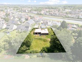 Gelegen op een prachtig perceel van 3.132 m² in een groene, rustige omgeving, vindt u deze uitzonderlijke viergevelvilla in ruwbouwfase. Met een...