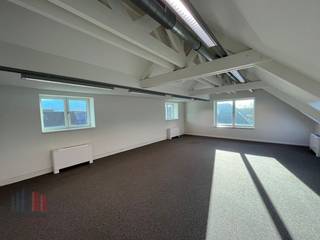 Uitzonderlijk goed bereikbare en instapklare kantoorruimte te huur van <strong>44 m²</strong>. <br />Ontdek een perfecte balans tussen professionele faciliteiten en een groene werkomgeving. Deze moderne kantoorruimte zijn ideaal gelegen met een directe aansluiting op de <strong>R4</strong>, op slechts <strong>1 km</strong> afstand. Dankzij deze strategische locatie geniet u van een vlotte toegang tot Eeklo, Gent-Zeehaven, de <strong>E40 </strong>(Brussel/Oostende-Brugge) en de <strong>E17 </strong>(Gent-Antwerpen). Binnen een rijafstand van vijf minuten bereikt u de belangrijkste verkeersaders.<br /><br />De kantoren maken deel uit van het prestigieuze<strong> Axxes Business Center</strong>, een gezellig en professioneel complex dat een breed scala aan faciliteiten biedt. Het middelpunt van het complex is een prachtig onderhouden<strong> middenplein met tuin</strong>. Het complex beschikt over vergaderzalen, een restaurant en een veilige fietsenstalling.<br />Er zijn ruime parkeermogelijkheden met een parkeerratio van 1 plaats per 26 m² en 58 laadpunten voor elektrische voertuigen.<br />De kantoorruimtes zijn instapklaar en direct beschikbaar. Indien gewenst zijn er ook andere kantooroppervlaktes beschikbaar, volledig afgestemd op uw specifieke behoeften.<br /><br />Heeft u interesse? Neem vandaag nog contact op met<strong> PANORAMA B2B GENT KANTOREN </strong>via <strong>0477 44 39 30</strong> en plan een vrijblijvend bezoek om deze unieke locatie zelf te ervaren.