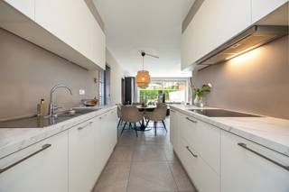 <p><strong>Instapklare, zeer recente en energiezuinige woning met 4 slaapkamers en carport gelegen in een zeer rustige residentiële wijk nabij het centrum van Weelde! EPC label A 19 kWh/m², elektriciteit conform en asbestvrij!<br /></strong><br /><strong>Ligging</strong>: zeer rustig maar centraal gelegen nabij de invalsweg tussen Weelde en Poppel, zeer vlotte verbinding naar Nederland plus alle nodige faciliteiten zoals winkels, scholen, openbaar vervoer, ... <br /><br /><strong>Indeling</strong>: +0: inkomhal met gastentoilet – leefruimte – open keuken – berging. +1: drie slaapkamers – apart toilet – badkamer. +2: slaapkamer en berging. <br /><br /><strong>Omschrijving</strong>: deze instapklare woning, gebouwd in 2022, combineert moderne afwerking met energiezuinig wonen in een bijzonder rustige en aangename omgeving. Dankzij de BEN-norm (bijna-energieneutraal) zorgt de combinatie van de warmtepomp en zonnepanelen voor een laag energieverbruik en een duurzaam comfortniveau.</p>
<p>Op het gelijkvloers kom je binnen via een inkomhal met gastentoilet. De leefruimte is lichtrijk en met een open keuken die volledig werd uitgerust met moderne toestellen zoals een vaatwasser, elektrisch vuur met dampkap, combi-oven, anderhalve spoelbak en ingebouwde koelkast. Aansluitend vind je een grote berging van ongeveer 6 m², ideaal voor bijvoorbeeld was- en voorraadruimte.</p>
<p>Op de eerste verdieping bevinden zich drie volwaardige slaapkamers, een apart toilet en een comfortabele badkamer met zowel een ligbad als een aparte douche, aangevuld met een praktisch lavabomeubel en handdoekdroger.</p>
<p>De tweede verdieping is te bereiken met een vaste trap en biedt ruimte voor de vierde slaapkamer en een ruime berging.</p>
<p>Achteraan de woning komen we in de zonnige en onderhoudsvriendelijke tuin. De auto kan u kwijt onder de voorziene carport, deze is ruim genoeg om nog plaats te bieden voor andere zaken zoals bijvoorbeeld fietsen, vuilbakken, …<br /><br /><strong>Bijzondere informatieplicht</strong>: in aanvraag.</p>