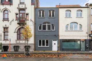 Op een goede locatie te Mechelen bevindt zich deze ruime, instapklare woning met 3, mogelijks 4, slaapkamers. U bevindt zich hier nabij het centrum van Mechelen, in de nabijheid van winkels, scholen en het openbaar vervoer. <br /><br />We betreden de woning via de inkomhal. Op het gelijkvloers beschikt u over een ruime woonkamer die u polyvalent kan inrichten als tweede living, hobbykamer of zelfs een kleine studio. Aansluitend bevindt zich een eerste badkamer dewelke uitgerust is met een douche, toilet en lavabomeubel. Daarnaast is er nog een berging met toegang tot de kelder.<br /><br />Op de eerste verdieping beschikt u over een woonkamer met open keuken, dewelke voorzien is van de voornaamste toestellen. Verder zijn er op deze verdieping nog een badkamer, uitgerust met een inloopdouche, toilet en lavabomeubel, en een slaapkamer aanwezig. Op de tweede verdieping beschikt u nog over 3 slaapkamers.<br /><br />Dit is een uitstekende opportuniteit als u op zoek bent naar een instapklare woning met 3 of meer slaapkamers nabij het centrum van Mechelen. Contacteer ons voor meer informatie op 0480/66 14 77 of neem een kijkje op www.boonstravastgoed.be . <br /><br />Bijzonderheden:<br />- Centrum Mechelen<br />- Energiezuinig (label B - 196)<br />- 3 slaapkamers (mogelijks 4)