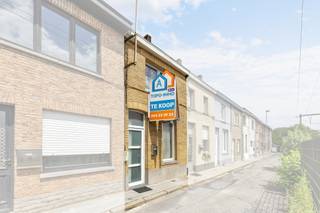 <p>Op wandelafstand van het centrum van Ninove bevindt zich deze<strong> te renoveren woning, rustig gelegen in een doodlopende straat. </strong>Winkels, scholen en openbaar vervoer bevinden zich op een steenworp afstand, wat zorgt voor een uitstekende ligging. De woning werd <strong>steeds goed onderhouden</strong> en biedt,<strong> mits de nodige renovatiewerken, de mogelijkheid om er een gezellige en eigentijdse starterswoning van te maken.</strong> Het gelijkvloers omvat een voorplaats, een salon, een keuken, een overloop, een badkamer, een toilet en een praktische berging. Op de verdieping bevinden zich<strong> twee slaapkamers</strong>. Daarnaast is er <strong>een zolder</strong> aanwezig die perfect kan dienen als extra bergruimte. Buiten geniet men van <strong>een aangename tuin met tuinberging, </strong>waar men in alle rust kan ontspannen. Een interessante opportuniteit voor handige renovatoren, investeerders of starters die op zoek zijn naar een betaalbare woning op een centrale en rustige ligging. <strong>EPC D (geen renovatieplicht)</strong> - Cv op aardgas - <strong>Vernieuwde brander</strong> - Buitenschrijnwerk in pvc dubbel glas. (Maatregelenregister en stedenbouw in aanvraag)</p>
