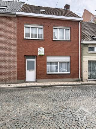 Deze woning is gelegen in het centrum van Koekelare, en bestaat uit: inkomhal - living - salon - ruime keuken - wasplaats - badkamer - terras - tuinhuis - afzonderlijk toilet - nachthal - 2 slaapkamers - vaste trap naar zolder. <br /><br />Onmiddellijk beschikbaar<br />Huurprijs 725 €/mnd