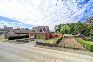 uime open bebouwing in Tielt-Winge, op een mooi breed perceel nabij de dorpskern en de oprit E314 Leuven-Hasselt.<p><br /></p><p>Deze woning uit 1965 biedt heel wat ruimte en mogelijkheden voor wie op zoek is naar een huis in een landelijke omgeving met een vlotte bereikbaarheid. Het brede perceel met een totale oppervlakte van 2086 m² zorgt voor een aangename buitenbeleving. Dankzij de ligging op enkele minuten van de dorpskern geniet je van een rustige omgeving met winkels, scholen en openbaar vervoer binnen handbereik. Bovendien bereik je via de nabijgelegen oprit van de E314 snel Leuven, Hasselt en omliggende gemeenten. De woning beschikt over meerdere functionele ruimtes, drie slaapkamers, twee badkamers en een praktische garage.</p><p><br /></p><p>Belangrijkste ruimtes:</p><p>• Woonkamer met aangename leefruimte en veel indelingsmogelijkheden</p><p>• Keuken uitgerust met elektrische kookplaat, dampkap en koelkast</p><p>• Veranda met zicht op de tuin</p><p>• Bureel geschikt voor thuiswerk of hobbyruimte</p><p>• Hobbyruimte met extra gebruiksmogelijkheden</p><p>• Bijkeuken en meerdere bergingen voor extra opbergruimte</p><p>• 3 slaapkamers, waarvan één met ingemaakte kasten</p><p>• 2 badkamers met ligbad en douche</p><p>• Garage met automatische garagepoort</p><p>• Ruime tuin van 2086 m²</p><p>• Zolder met bijkomende opbergmogelijkheden</p><p><br /></p><p>Troeven:</p><p>• Mooi breed perceel van 2086 m²</p><p>• Op enkele minuten van de dorpskern van Tielt-Winge</p><p>• Vlakbij de oprit van de E314 Leuven-Hasselt</p><p><br /></p><p>Neem vandaag nog contact op voor meer informatie of een bezoek.</p><p><br /></p><p>JOUW DROOMHUIS. ZO GEVONDEN!</p>