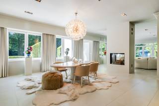 Maison de campagne unique rénovée dans un style loft de haute qualité au milieu d'un parc exceptionnel de plus de 2 hectares avec des arbres centenaires, des étangs et des prairies, le tout à deux pas de Turnhout. Grandes pièces de vie, suite parentale avec dressing et grande salle de bain, salle de sport et un appartement intégré au premier étage. Belle opportunité ! Cette propriété est idéale pour les amateurs de chevaux !<br /><br />Rez-de-chaussée :<br />Par une petite entrée à l'avant de la maison, vous entrez directement dans les grandes pièces de vie. Nous trouvons ici une salle à manger et un salon, séparés par une cheminée ouverte avec vue. Les deux espaces baignent dans la lumière grâce à l'orientation sud et aux grandes baies vitrées qui donnent accès aux terrasses qui entourent toute la maison. Ensuite, nous arrivons dans la cuisine équipée entièrement avec Siematic avec un plan de travail en corian et des appareils Miele : plaques à induction, cuiseur vapeur, four, tiroir chauffant, réfrigérateur, lave-vaisselle, machine à café intégrée et quooker. La cuisine donne également accès à 2 terrasses, chacune équipée de stores solaires électriques. Toutes ces pièces sont équipées d'un sol en pierre naturelle élégant.<br />Du côté nord de la maison se trouve la suite parentale. Celle-ci est divisée en un grand dressing, une chambre avec vue sur le magnifique jardin et une luxueuse salle de bain avec douche à effet pluie, cascade, radiateur infrarouge et baignoire indépendante. Cette suite parentale se distingue par une finition de haute qualité avec beaucoup d'éclairage indirect, de la climatisation et de grandes baies vitrées.<br />À l'ouest, à un niveau légèrement inférieur, se trouvent une magnifique salle de sport et une buanderie. La première peut également être utilisée comme espace polyvalent pour une chambre ou un bureau supplémentaire, par exemple.<br /><br />Étage :<br />Au premier étage se trouve un appartement particulièrement spacieux avec un coin salon, une kitchenette, une chambre et une salle de bain. Cet appartement est également conçu dans un style loft avec une disposition ouverte.<br /><br />Particularités :<br />- Année de construction 1958, rénovation 2010<br />- Finition de haute qualité et en parfait état !<br />- Abri pour 3 voitures<br />- Serre indépendante pour les amateurs de jardinage et volière<br />- Plusieurs beaux coins salon dans le jardin<br />- Petite écurie et 2 pâturages séparés<br />- Chauffage au mazout, chauffage par le sol au rez-de-chaussée, radiateurs à l'étage<br /><br />Cette propriété est une véritable opportunité pour une famille qui souhaite vivre de manière moderne au milieu de la nature. Un parc mature de cette ampleur est une véritable rareté !