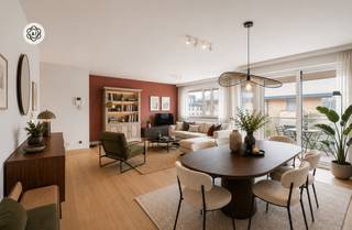 Ruim en verzorgd appartement met 3 slaapkamers, terras, garage en lift, gelegen in een aangename en vlot bereikbare omgeving. Dit appartement combineert comfort, licht en een praktische indeling, ideaal voor gezinnen of wie extra ruimte zoekt.<br /><br />INDELING:<br />Lichtrijke leefruimte met toegang tot het terras, ruime en volledig geïnstalleerde keuken voorzien van vaatwasser, oven en combi-oven, hal met ingebouwde kasten, badkamer met ligbad én douche, apart toilet en berging/wasplaats.<br />Op de verdieping bevinden zich 3 volwaardige slaapkamers, een tweede douchekamer met toilet en extra ingebouwde kasten in de hal.<br />Buiten is er een garage met automatische poort.<br /><br />Voor wie is dit pand ideaal?<br />♦ Voor jonge gezinnen die comfortabel en ruim willen wonen.<br />♦ Voor koppels die extra kamers wensen (bureau/hobby).<br />♦ Voor investeerders op zoek naar een goed onderhouden en vlot verhuurbaar appartement.<br /><br />Bezoek na afspraak met Immo Beguin, jouw vastgoedexpert sinds 2009.<br />✉️ info@immobeguin.be