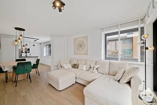 Op de <strong>tweede</strong> <strong>verdieping</strong> ontdekt u dit prachtig en volledig <strong>gerenoveerde</strong> <strong>appartement</strong> met een bewoonbare oppervlakte van <strong>85 m².</strong> De <strong>uitstekende</strong> <strong>ligging</strong>, op wandelafstand van winkels, het centrum én het strand, maakt deze eigendom bijzonder interessant voor wie op zoek is naar een vaste woonplaats, een tweede verblijf of een interessante investering.<br /><br />Bij het binnenkomen wordt u verwelkomd in een ruime inkomhal die rechtstreeks toegang geeft tot de <strong>aangename</strong> en <strong>lichtrijke</strong> <strong>leefruimte</strong>. Deze sluit mooi aan op de <strong>open</strong> <strong>keuken</strong>, die modern werd ingericht en <strong>volledig</strong> <strong>uitgerust</strong> is met de nodige toestellen en hedendaags comfort. Naast de keuken bevindt zich een handige berging, voorzien van <strong>aansluitingen</strong> voor een <strong>wasmachine</strong> en <strong>droogkast</strong>.<br />Het appartement beschikt daarnaast over <strong>twee</strong> <strong>ruime</strong>, <strong>volwaardige</strong> <strong>slaapkamers</strong>. De stijlvolle <strong>badkamer</strong> werd uitgerust met een dubbele lavabo en een praktische <strong>inloopdouche</strong>. Een afzonderlijk gastentoilet zorgt voor extra comfort.<br /><br />Dankzij de recente totaalrenovatie geniet u hier van een hoogwaardige afwerking en een eigentijdse woonkwaliteit. Het appartement is bovendien volledig instapklaar en beschikt over een <strong>gunstige</strong> <strong>EPC</strong>-<strong>score</strong> en een <strong>conforme</strong> <strong>elektrische</strong> <strong>keuring</strong>.<br /><br />Als bijkomende troef beschikt de eigendom over een <strong>ruime</strong> <strong>kelderberging</strong>, ideaal voor het stockeren van fietsen, materiaal of andere persoonlijke spullen. Een belangrijke <strong>extra</strong> mogelijkheid is dat er ook een <strong>autostaanplaats</strong> kan <strong>worden</strong> <strong>aangekocht</strong>.<br /><br />Kortom, dit appartement combineert ruimte, comfort, een hoogwaardige renovatie en een bijzonder gegeerde ligging in Blankenberge. Zowel als vaste woonst, tweede verblijf als investering biedt deze eigendom tal van mogelijkheden.