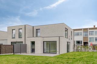 Nabij het centrum van Emelgem, deelgemeente van Izegem, vinden we deze instapklare nieuwbouwwoning terug. De woning is uitgerust met modern comfort, voldoet aan de strenge energienormen en biedt zeer ruime slaapkamers en een aangename tuin.Indeling van de woningGelijkvloersinkomhal met gastentoiletlichtrijke woonkamer met zit- en eetplaatsvolledig uitgeruste open keukenruime berging/wasplaatsinpandige garage met extra bergruimte onder de trapEerste verdiepingnachthaldrie ruime slaapkamersvolledig uitgeruste badkamerapart toiletTuinaangelegd met grasterrasTroeven van de woning:-hedendaags wooncomfort-aankoop mogelijk aan 6% btw (onder voorwaarden)-zonnepanelen inbegrepen-alle voorzieningen in de directe omgevingBen je op zoek naar een instapklare nieuwbouwwoning met modern comfort in Izegem? Neem dan vandaag nog contact met ons op voor meer informatie of een bezoek!