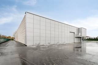 Aandelenverkoop van een vennootschap die een multifunctioneel bedrijfsgebouw bevat te Izegem van ca. 1.650 m² met luifel van 150 m² + verhard buitenterrein geschikt voor parkeren en manoeuvreren van (vracht)wagens, gelegen op een zeer strategische ligging nabij de op- en afrit van de E403. Totale grondoppervlakte van 3.396 m².Specificaties: - Sectionale poort- Grote lichtstraten met opengaande delen- Vrije hoogte 6m- Mezzanine- 3 fasen elektriciteit- Alarmsysteem- verwarming op mazoutAanwezigheid van kantoor voorzien van ontvangstruimte, bureel, vergaderzaal, kitchenette en douche. Aanwezigheid van rolbruggen.Circulatie rondom het gebouw is mogelijk. Verkoop onder aandelen. Bent u geïnteresseerd in bedrijfsvastgoed bestaande uit een multifunctioneel bedrijfsgebouw te koop te Izegem? Aarzel dan niet en contacteer Dewaele Business Roeselare via 051 21 22 23. Bestuursmaatregelen in het maatregelenregister: in aanvraag