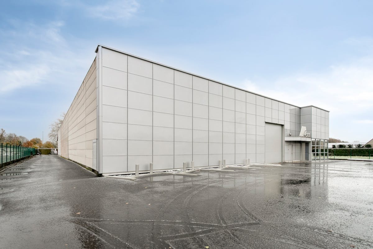 Bedrijfsgebouw te Izegem van ca. 1.650 m² op topligging. - foto 2